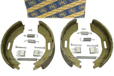 3000kg brake shoe kit with all parts laid out